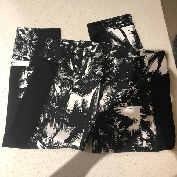 Fabletics Black and White Palm Tree Capris Size M - Picture 4 of 8